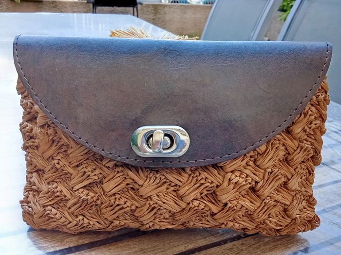 Pochette en raphia et cuir