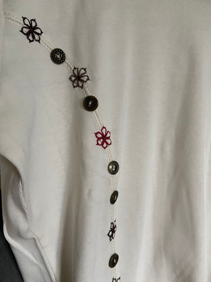 T-shirt manches 3/4 à motif fleurs et boutons - photo numéro 3