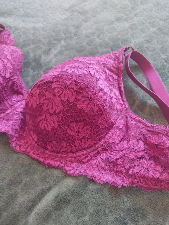 Soutien-gorge dentelle aubergine 90C bon état - photo numéro 2