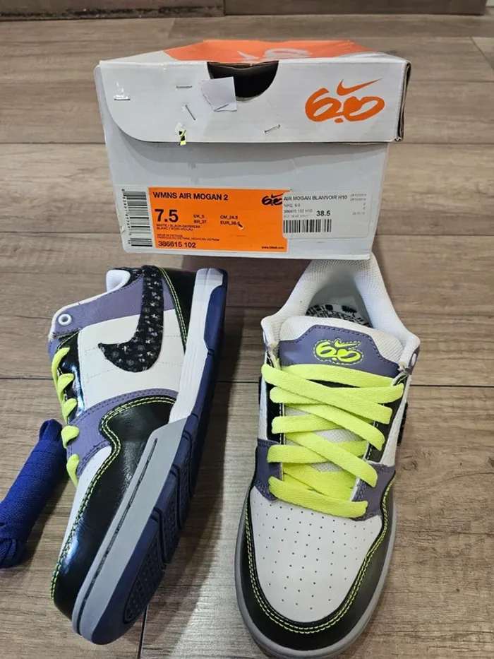 Très belles baskets Nike Air Mogan, blancnoir, pointure 38,5 - photo numéro 6