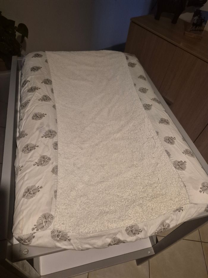 Table a langer avec matelas et protection - photo numéro 6