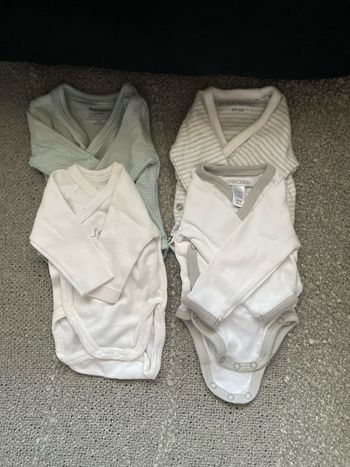 Lot body naissance + pyjama naissance et quelque 1 mois