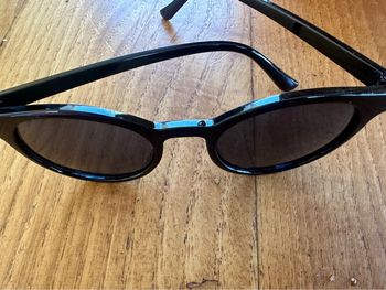 Paire de lunettes de soleil