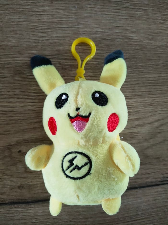 Porte-clé peluche Pikachu