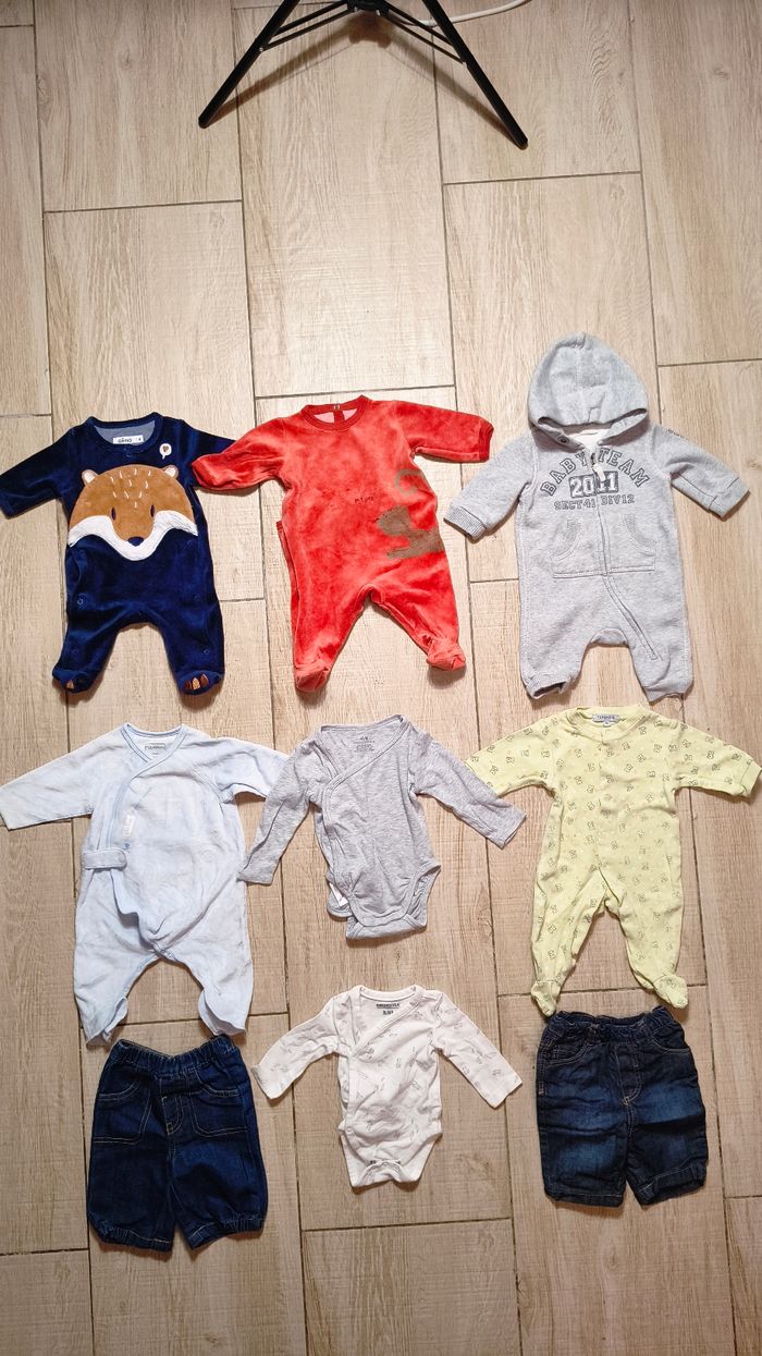 Lot pyjamas bébés 0- 1 mois en très bon état