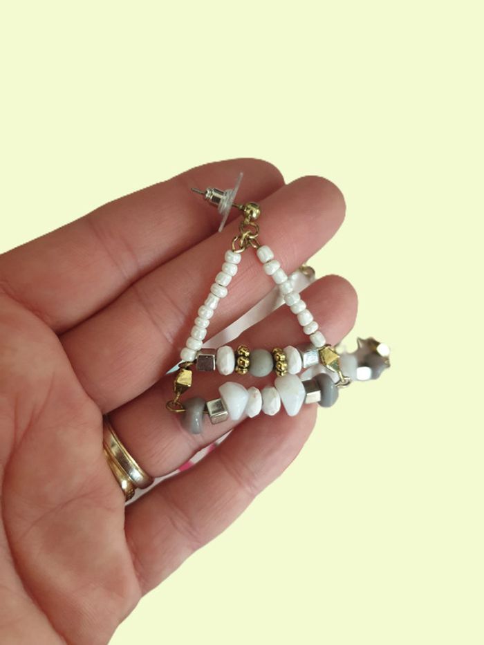 1 paire de boucles d'oreilles en perles et pierres,, forme de triangle, fermeture à clou, neuve