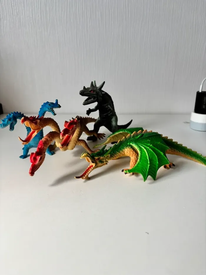 Lot de 4 figurines jouets dragons plastiques , monstres créatures