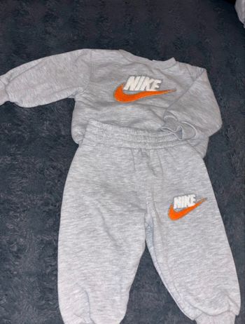 Ensemble Nike bébé gris taille 6/9mois