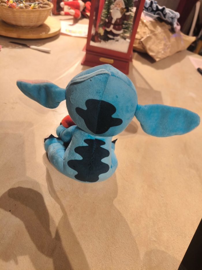 Peluche stitch avec un coeur - photo numéro 2