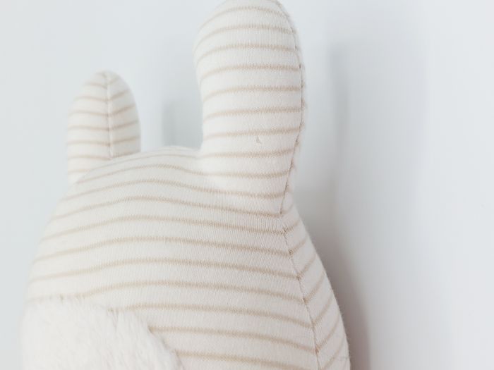 Petite Peluche doudou lapin blanc rayures beige PETIT CONFETTI 18 cm - photo numéro 3