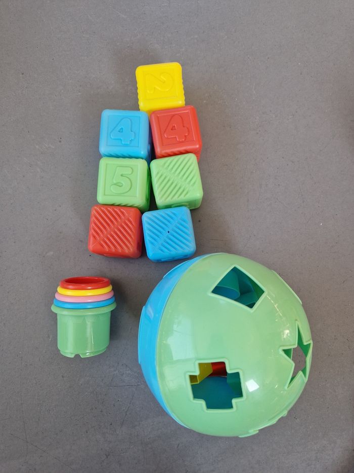 Lot cubes, boule et godets à empiler