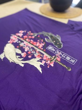 T-shirt violet motif carpes japonaises