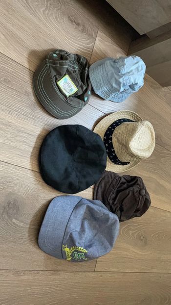 Lot chapeaux casquettes béret
