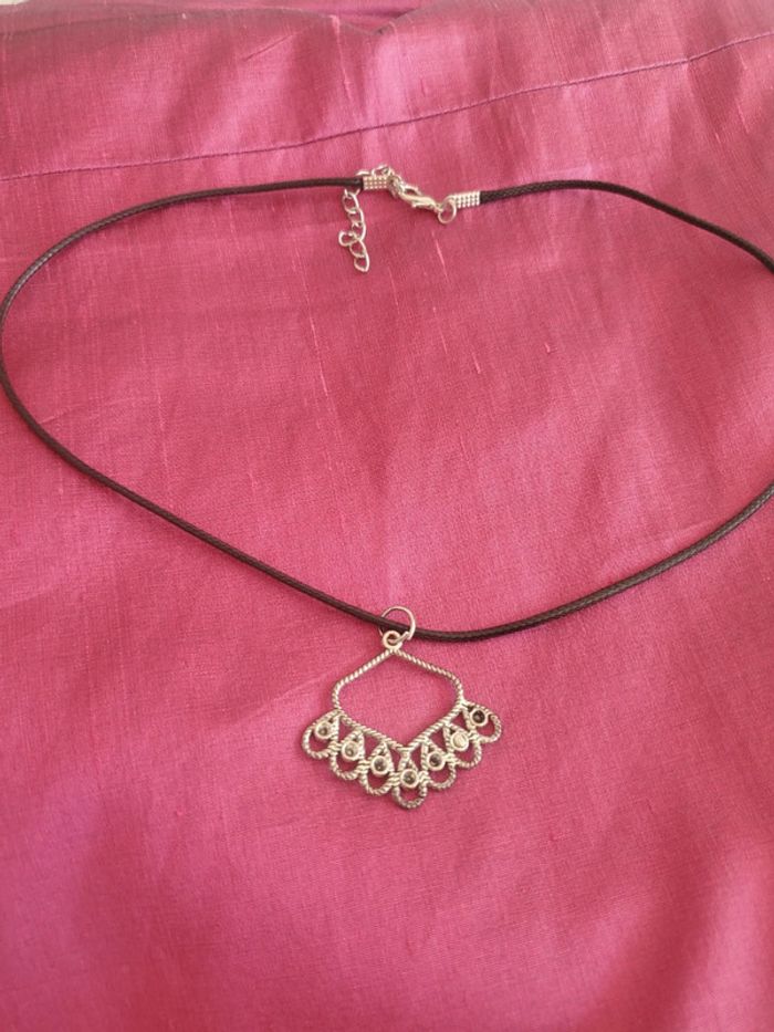 collier noir avec pendentif élégant - photo numéro 2