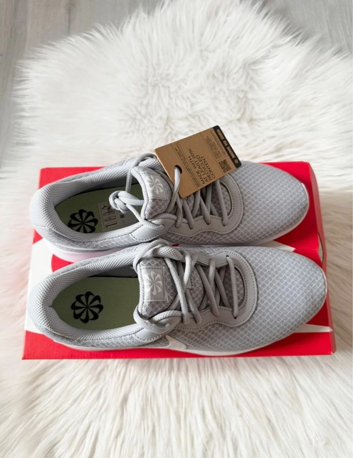 Baskets Nike Tanjun – Taille 44,5 – Gris clair/Blanc – Neuf avec étiquette - photo numéro 3