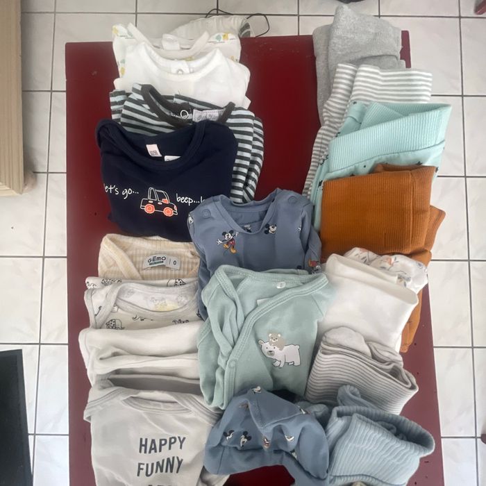 Lot 0 - 1 mois bodies , pantalon ect 👶 - photo numéro 3
