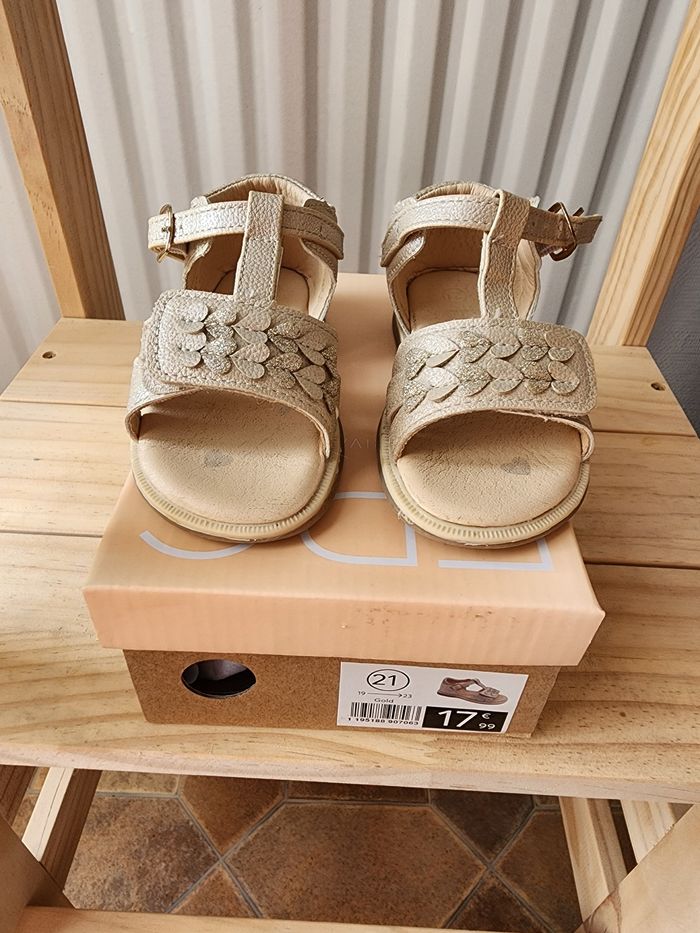Sandales dorés 21