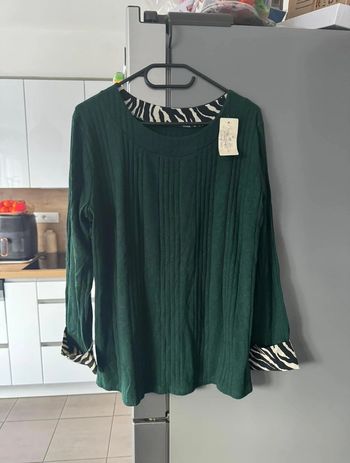 Petit pull vert manches zébrées