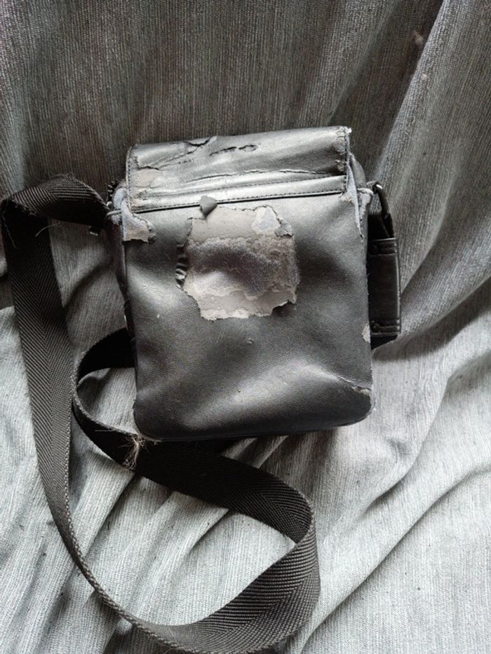 Sacoche Calvin Klein en mauvais état - photo numéro 5