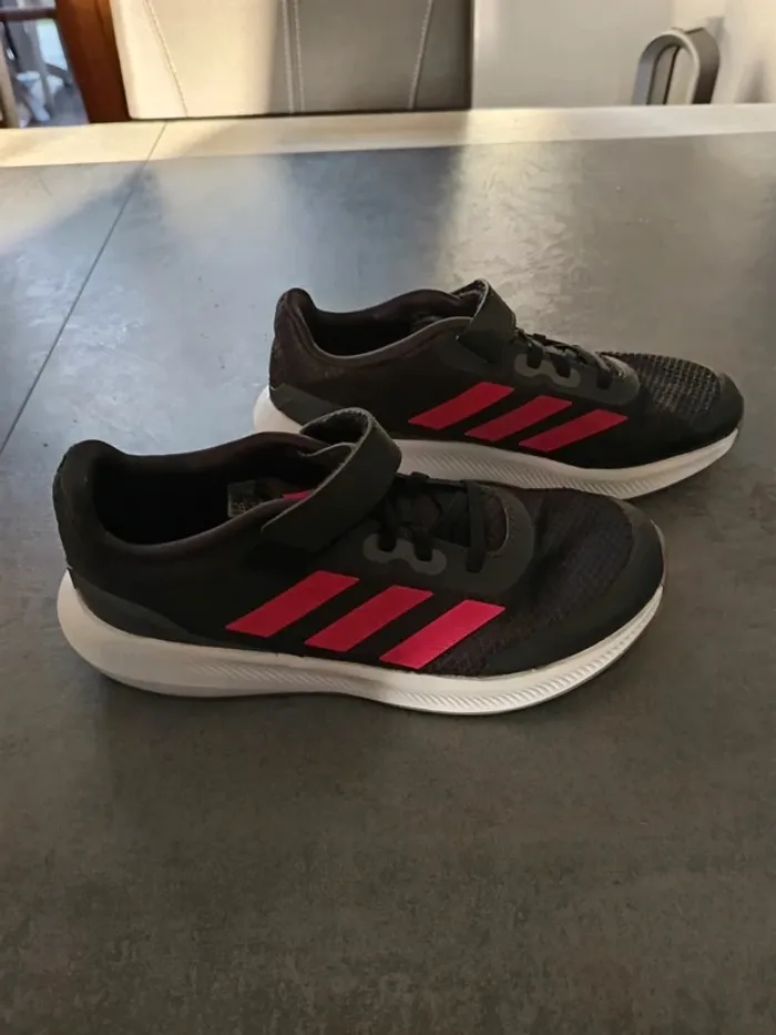 Vends paires de baskets enfant adidas pointure 36.5 - photo numéro 2