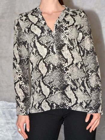 blouse fluide manches longues col V motif peau serpent noir grise taille 36 légère