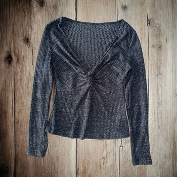 🌸 Jolie pull gris torsadée au niveau de la poitrine - Taille 38 🌸