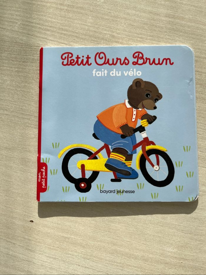 Livre petit ours brun fait du vélo