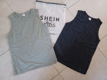 Lot de 2 débardeurs 100% coton neufs 7 ans