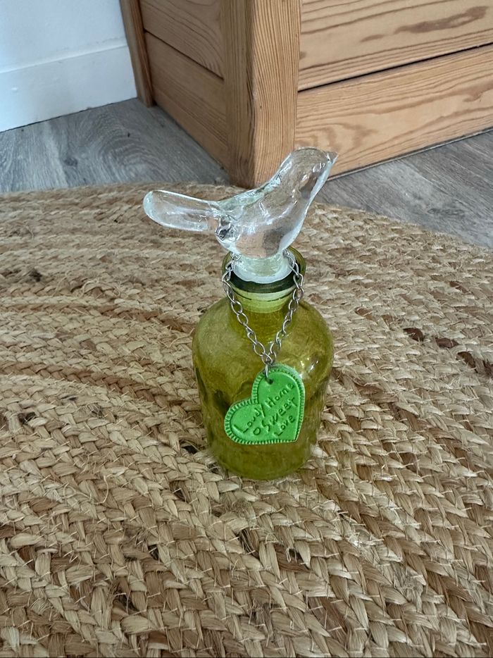Fiole verte bouchon oiseau