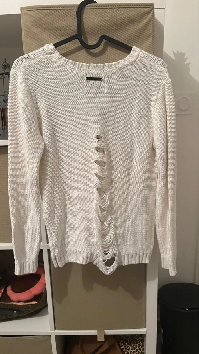 Pull blanc effets troué