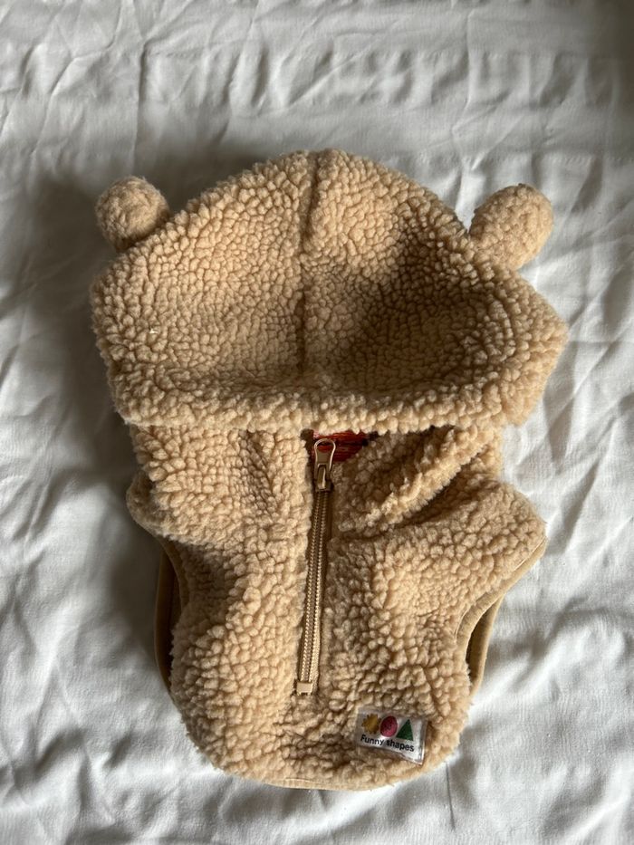 Col à capuche zippé bébé garçon en sherpa beige avec oreilles et patch. Marque TAO de 3 à 9 mois.