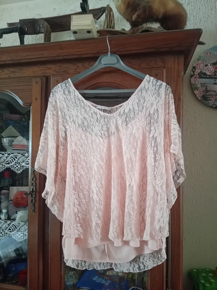 Top dentelle rose poudré