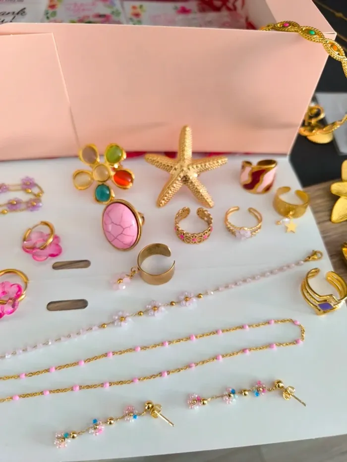 Lot de 40 bijoux dorés, blancs et roses - photo numéro 16