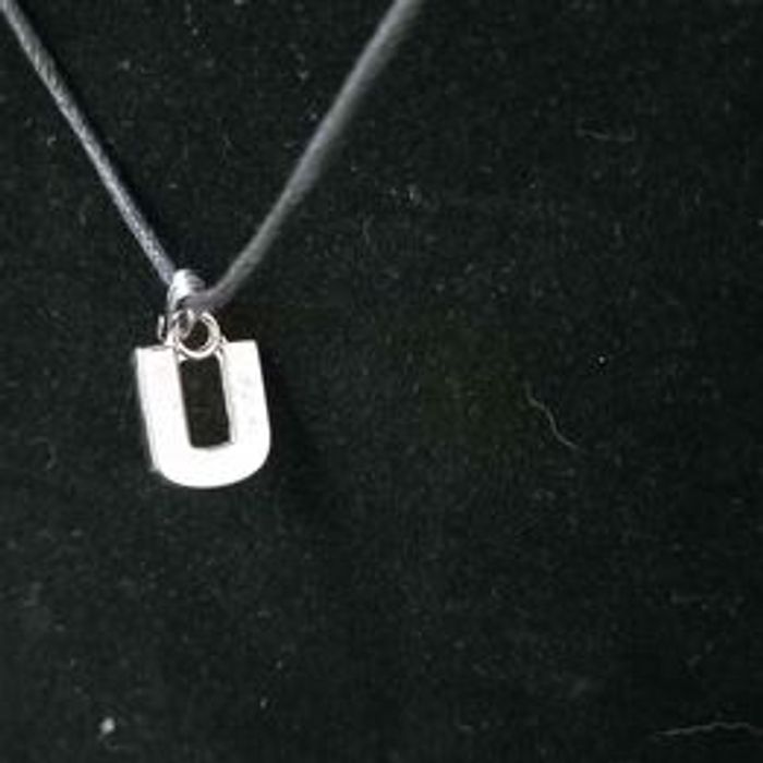 Collier avec pendentif lettre U - photo numéro 5