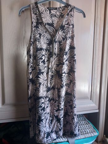 Robe courte avec motifs feuilles