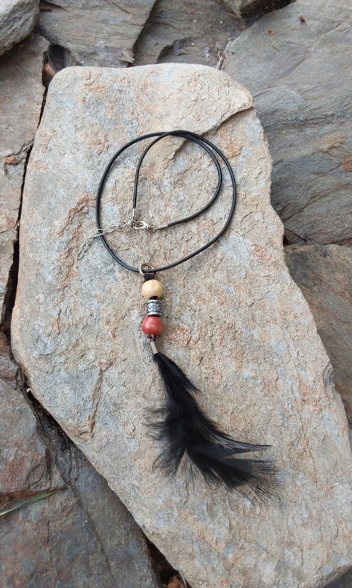 Collier pendentif hippie bohème, perle bois et plume noire - photo numéro 4