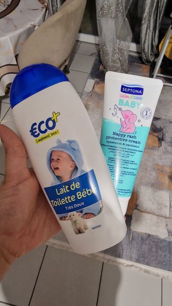 Lots de 2 articles  lait de toilette et creme bebe