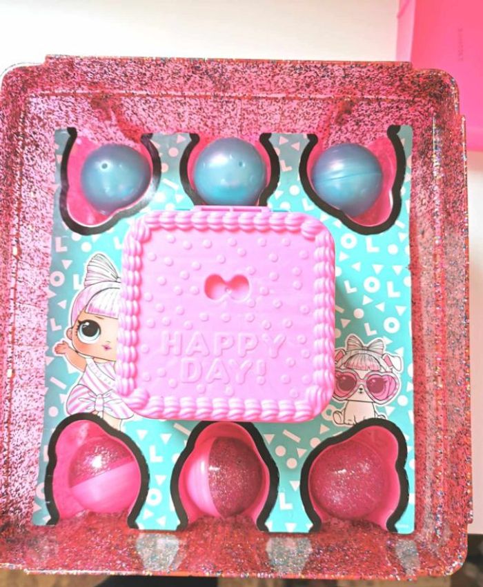 Poupée L.O.L. Surprise Deluxe Present Surprise Pink , très bon état - photo numéro 4