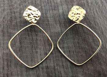 Boucles d’oreilles carrées martelées