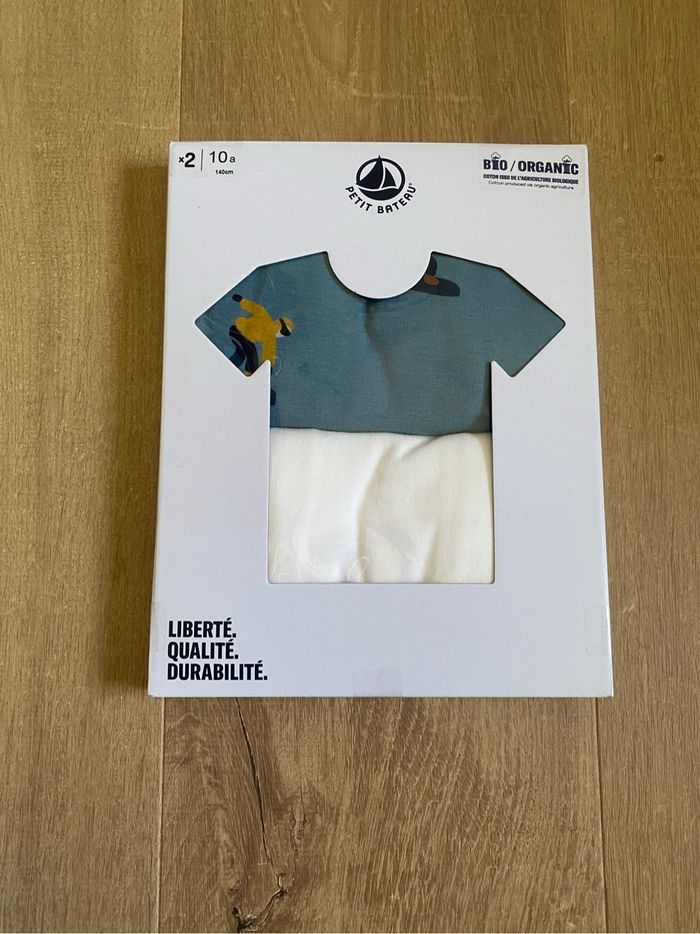 Lot de 2 t shirt Petit Bateau 10 ans neuf