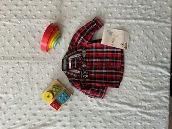 chemise manches longues bordeaux marine et blanc 6 mois gémo inscription au dos