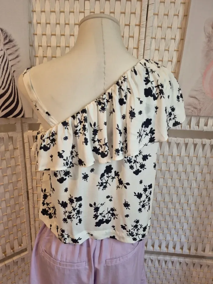 💕Joli Top blanc à fleurs asymétrique avec volant sur une épaule - femme TS / 36 Benetton 💕 - photo numéro 8