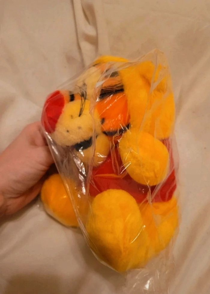 Peluche tigrou déguisé en winnie - photo numéro 3
