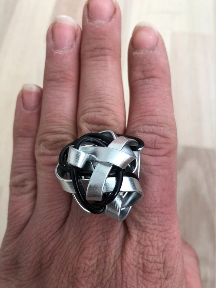 Bague argentée et noire réglable