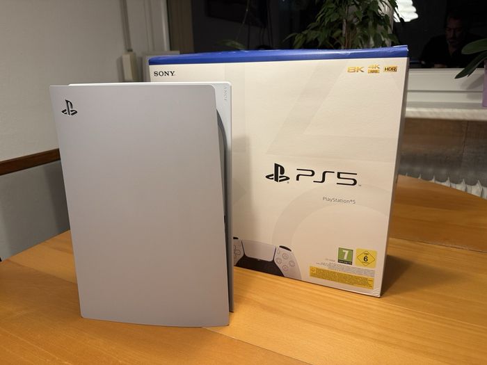 PlayStation 5 Disc Edition 825 Go Blanc + EA FC 25 et 2 manettes dans leur emballage d'origine