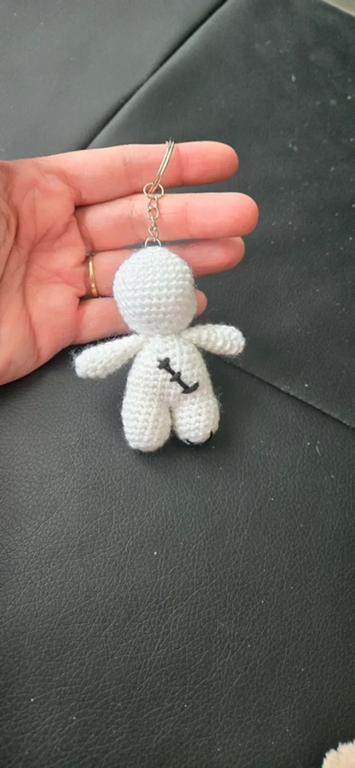 Porte clef amigurimi zombie noir et blanc neuf - photo numéro 4