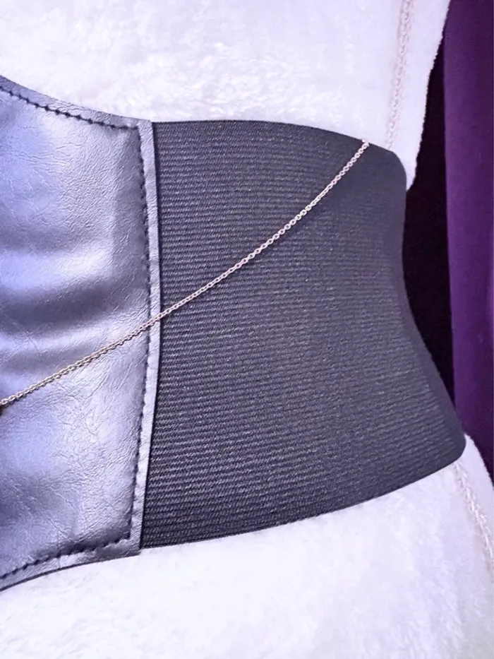 Serre taille corset ajustable avec médaillon et chaîne - photo numéro 4