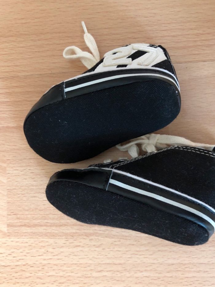 Jolie paire de chaussures/baskets noires et blanches T. 16-17 TBE - photo numéro 3