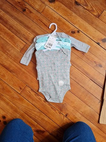 Lot de 5 bodys manches longues kimadi taille 3 mois neuf