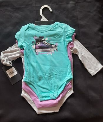 Lot 3 bodies Converse taille 9 mois.